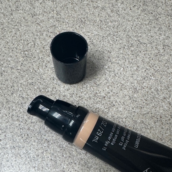 Mary Kay CC Cream - Light to Medium Beige - Picture 2 of 4
